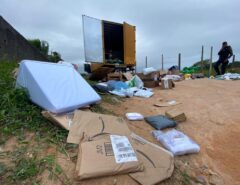 Bandidos agridem motorista e saqueiam caminhão dos Correios na Grande Natal; entre itens levados, celulares, notebooks e outros eletroeletrônicos