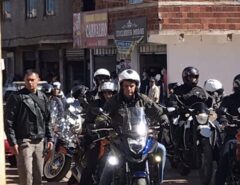 Em dia de manifestação, Bolsonaro faz passeio de moto no DF, conversa com moradores e faz fotos com simpatizantes