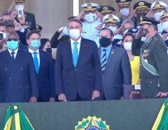 Presidentes da Câmara e Senado assistem discurso de comandante dizendo que ‘sob autoridade de Bolsonaro, Exército está pronto para “cumprir a missão”