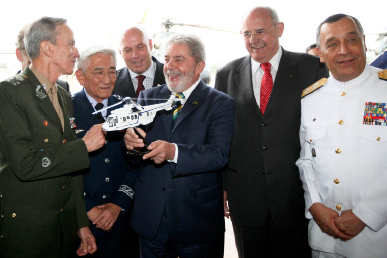 LULA E MLITARES