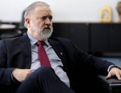 Senadores da Rede e Cidadania vão ao STF para que Aras seja investigado por crime de prevaricação na fiscalização da conduta de Bolsonaro