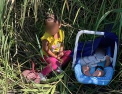 Menina de 2 anos e bebê de 3 meses abandonados nos EUA são encontrados por Agentes da Patrulha da Fronteira