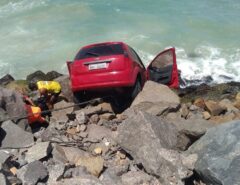 VÍDEOE FOTO: Carro cai sobre pedras e fica pendurado próximo ao mar em Natal; motorista é resgatada pelos bombeiros