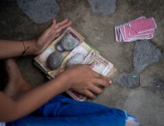 DINHEIRO SEM VALOR DE COMPRA : Pulverizada pela inflação mais alta do mundo, moeda venezuelana vira brinquedo para crianças