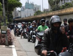 PREÇO BAIXO: Motoristas formam enorme fila para conseguir gasolina a R$ 0,40 durante protesto