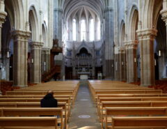 Padres da Igreja Católica na França abusaram de ao menos 200 mil crianças em 70 anos