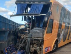 Acidente entre ônibus de banda de forró e caminhão deixa um morto no RN