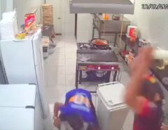 VEJA O VÍDEO: funcionário reage a tentativa de assalto com rolo de pizza