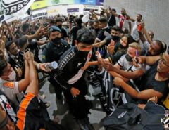 VEJA O VÍDEO: Gigante do futebol brasileiro é recebido com festa por multidão em Aracaju; assista