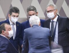 Mal-estar entre senadores após vazamentos e divergência sobre indiciamento de filhos de Bolsonaro provocaram adiamento de relatório da CPI