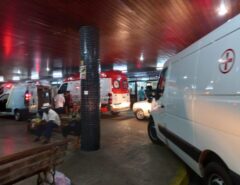 FOTOS: Engarrafamento de ambulâncias e corredores lotados no Hospital Walfredo Gurgel