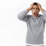 homem-em-panico-agarra-a-cabeca-dele-e-grita-pressionado_176420-33418