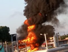 Caminhão baú pega fogo em posto de combustíveis no interior do RN