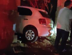 Mulheres batem o carro em fuga após assalto à família em Mossoró