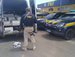 PRF apreende micro-ônibus com carga de cigarros contrabandeados em Natal; motorista é preso