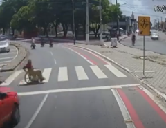 [ATENÇÃO VÍDEO  COM CENAS FORTES] Motorista atropela cadeirante e motociclista na faixa de pedestre em Natal