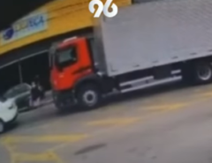 Veja o Video Com Cenas Fortes: Mulher é atropelada por caminhão no Alecrim