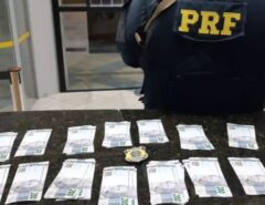 PRF prende quatro pessoas com R$ 54 mil em notas falsas na BR-304 no RN