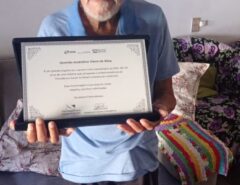 Idoso de 121 anos considerado o  ‘terror do INSS’ recebe placa de homenagem do governo federal