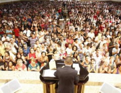 No Brasil fiel dá prêmio da Loteria à igreja, arrepende-se e juiz manda devolver