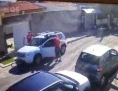 VÍDEO: Criminosos rendem família e roubam carro na porta de casa em Natal