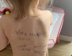 Guerra na Ucrânia: Mãe escreveu dados pessoais nas costas da filha por medo de perder menina no conflito