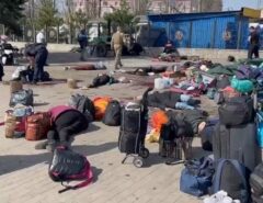 GUERRA: Mais de 30 pessoas morrem em ataque russo a estação na Ucrânia
