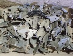 Bandidos desistem de arrombar banco e deixam grampos espalhados na BR-406