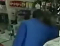 Bandido pede desculpas e beija testa de mulher durante assalto a farmácia na Grande Natal