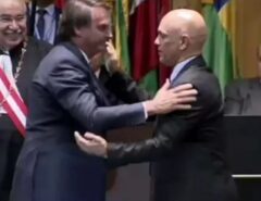 Bolsonaro dá camisa do Corinthians a Alexandre de Moraes e diz que vai à posse no TSE