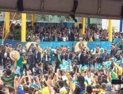 Bolsonaro quebra protocolo e cumprimenta o público antes de desfile