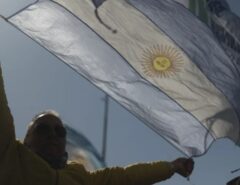 Efeito esquerda: Inflação anual na Argentina vai a 92% com a alta de 4,9% registrada em novembro