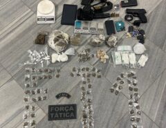 PM apreende drogas, simulacros de pistola e fuzil na zona leste de Natal