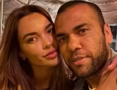 Esposa de Daniel Alves nega a apoio ao marido