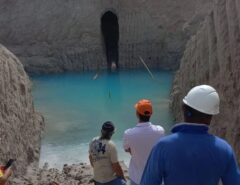 Operários “descobrem” lago semelhante ao Buraco Azul durante obra em Parnamirim; serviço é interrompido