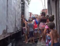 VO VÍDEO: População saqueia caminhão de loja incendiado por bandidos na Redinha
