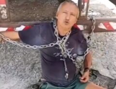 VEJA O VÍDEO: Em São Gonçalo homem se acorrenta a caminhão para protestar contra buracos e causa reação em cadeia