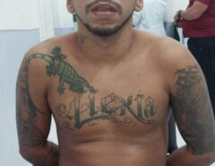 Ação policial prende na Praia do Meio membro de facção criminosa conhecido como “Professor Xavier”; Ele coordenava os ataques na Zona Leste de Natal