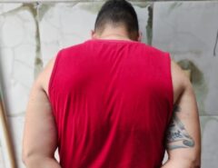 Homem não aceita fim de relacionamento e é preso por tentar arrombar casa de ex-companheira no R