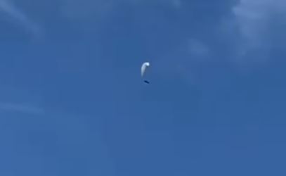 [VIDEO] ‘Gringo’ cai de para-quedas no interior do RN e deixa população em pânico com medo de Hamas