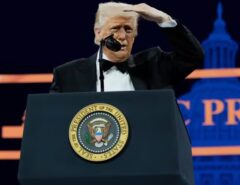 Trump anuncia pausa de 90 dias em cobrança de tarifas para quem não retaliou os EUA; para China, taxa sobe a 125%