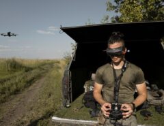 VEJA O  VÍDEO: Ucrânia esconde drones em contêineres e destrói 41 aviões russos em ataque surpresa digno de filme