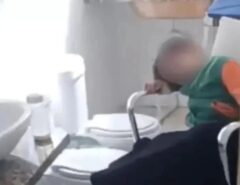 Professora é presa por deixar menino com autismo amarrado em banheiro de escola