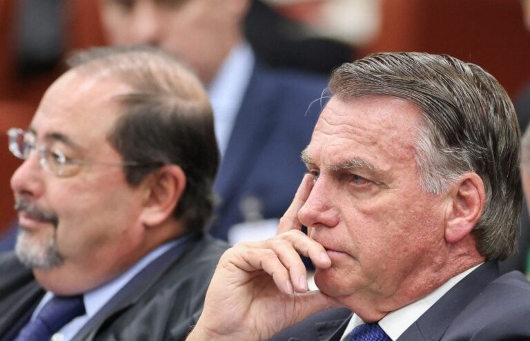 bOLSOANRO E ADVOGADO