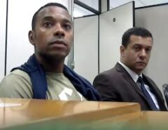 Robinho “fala sozinho”, tem proteção e não se adaptou à prisão, diz autor