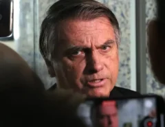 Defesa diz que Bolsonaro não tinha conhecimento sobre vídeo de Eduardo