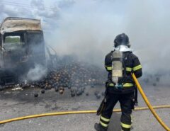 Macaíba: Carreta pega fogo na BR-101