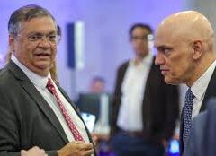 Dino acompanha Moraes e vota para manter Bolsonaro na Papudinha