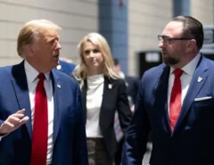 Ex-conselheiro de Trump cita The Economist sobre Moraes estar “em apuros”