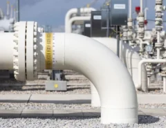 Preços do gás na Europa disparam mais de 50% devido ao conflito no Irã